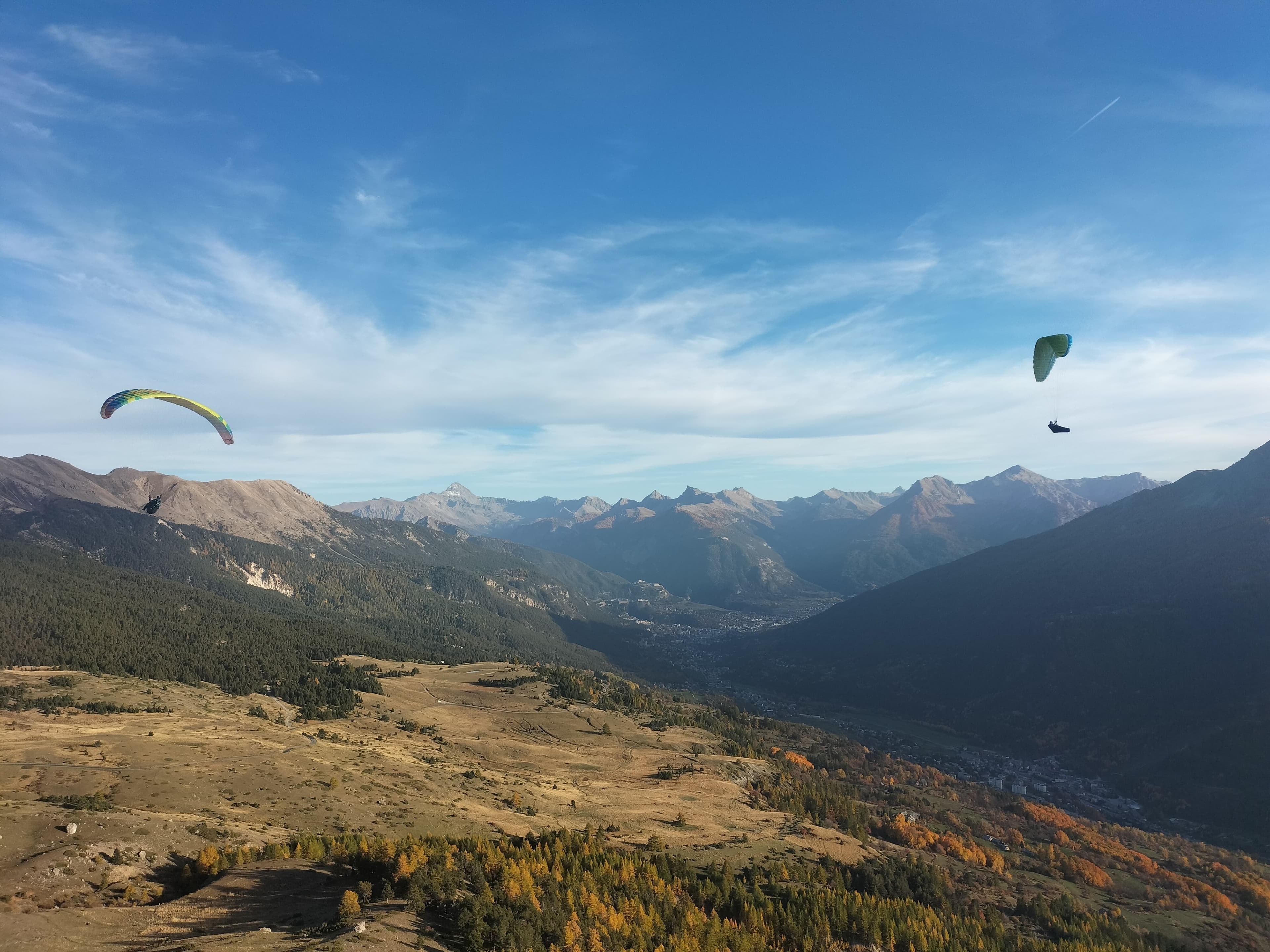 Deux Stagiaires de Parapente Volent au Dessus du Col du Granon au Couché du Soleil