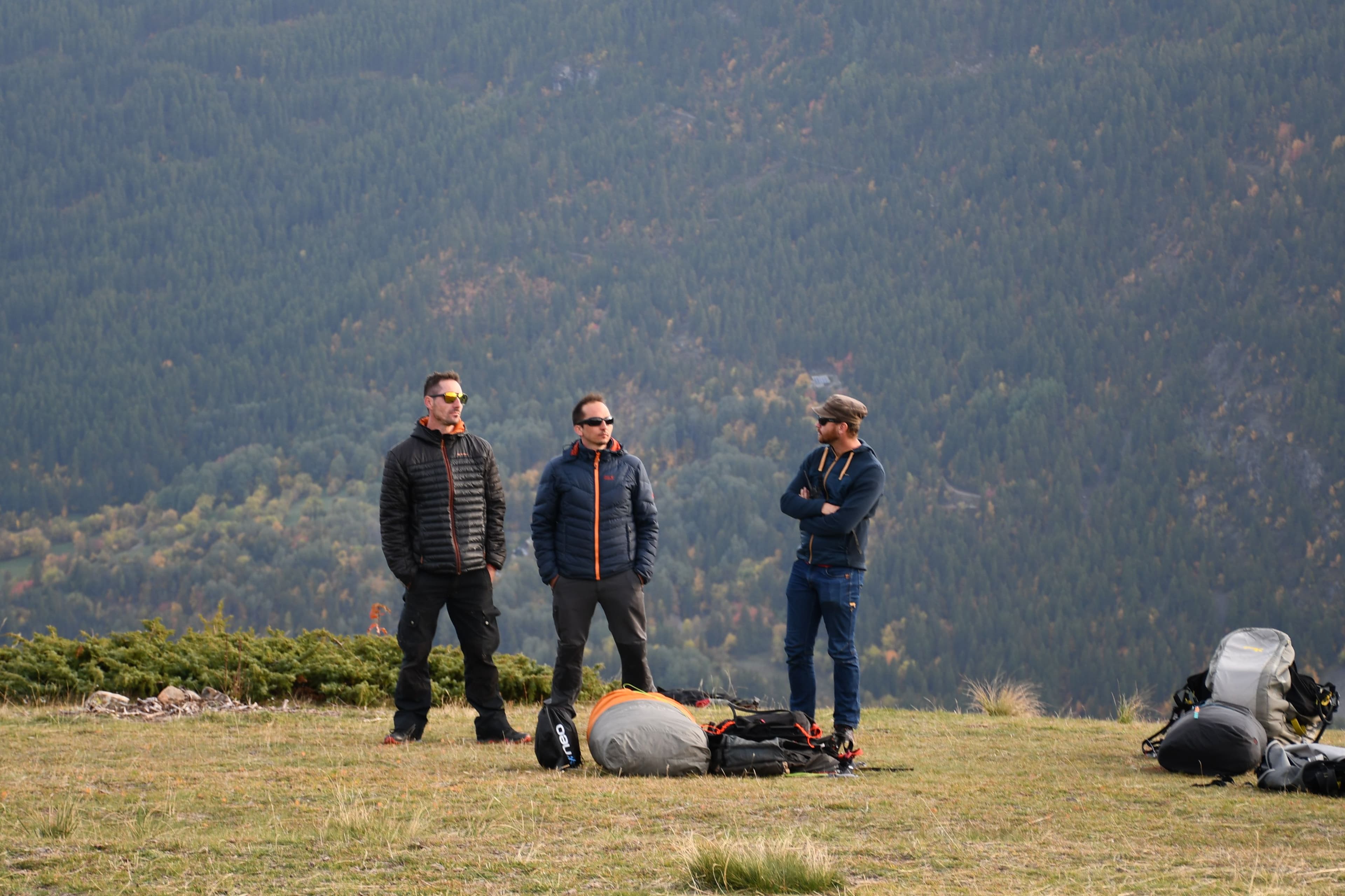 Briefing d'un Moniteur à ses Stagiaires sur le Décollage des tronchets avec Serre Chevalier Parapente